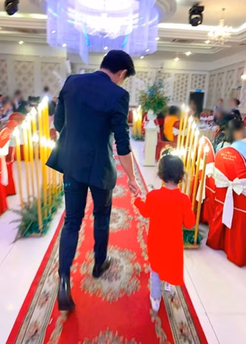 Quý Bình quan tâm, yêu thương hai con riêng của vợ. Nam diễn viên cho con gái riêng của Ngọc Tiền một căn hộ riêng để bé tự lập vì bé đã lớn. Đối với bé Roy - con trai thứ hai của Ngọc Tiền, Quý Bình muốn tự đưa đón thay vì để tài xế. Ảnh: FBNV