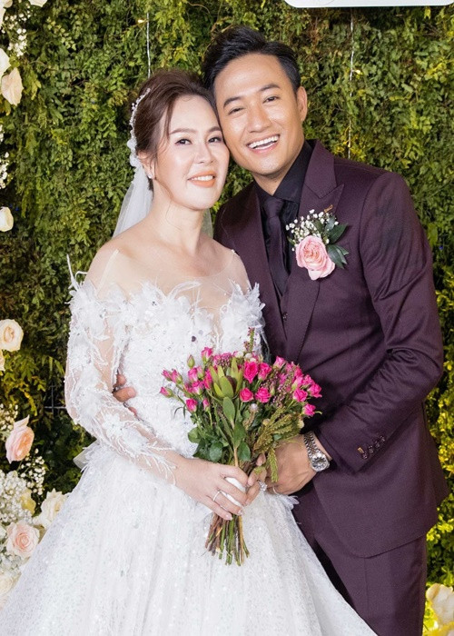 Quý Bình nói: “Sau khi sinh xong tôi hỏi cô ấy để xem vết mổ, cô ấy lưỡng lự rồi mới dám cho tôi xem. Nhìn vết mổ dài và được xem các clip mổ đưa con ra mà bác sĩ quay lại, tôi nghĩ nếu là mình thì có chịu nổi hay không. Có thể đối với mọi người việc sinh nở là điều rất tự nhiên, nhưng khi ở trong hoàn cảnh đó mình mới hiểu được và muốn gánh hết những đau đớn đó thay người phụ nữ. Nhìn lại vết mổ tôi lặng người đi một lúc rồi nhẹ tay hôn lên nó. Đến tận bây giờ khi vết thương lành cô ấy vẫn còn khá đau. Mỗi ngày tôi vẫn muốn nhìn vết thương ấy”. Ảnh: Dân Việt