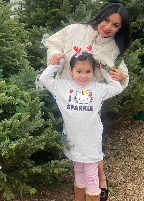 Y Phụng ly hôn người chồng đầu tiên vào năm 2012. Đến năm 2016, cô tái hôn với doanh nhân Duy Tường. Năm 2018, Y Phụng tận hưởng niềm hạnh phúc lần đầu tiên làm mẹ khi con gái chào đời. Ảnh: FBNV