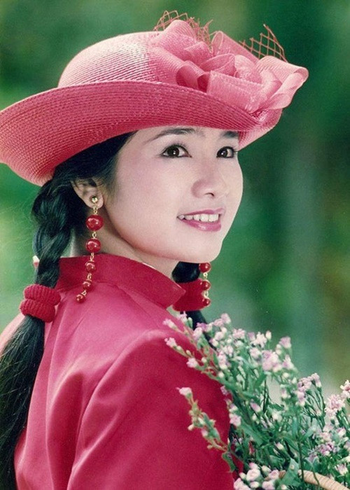 NSND Thu Hà từng là một trong những nữ hoàng ảnh lịch thập niên 1990. Ngoài làm người mẫu, cô còn tham gia diễn xuất. Ở thời kỳ đỉnh cao, lịch đóng phim của Thu Hà kín mít. Tới khi dòng phim thị trường thoái trào, cô trở ra Bắc và dành thời gian cho sân khấu kịch nhiều hơn, chỉ thỉnh thoảng mới đóng phim. Ảnh: Tiền Phong