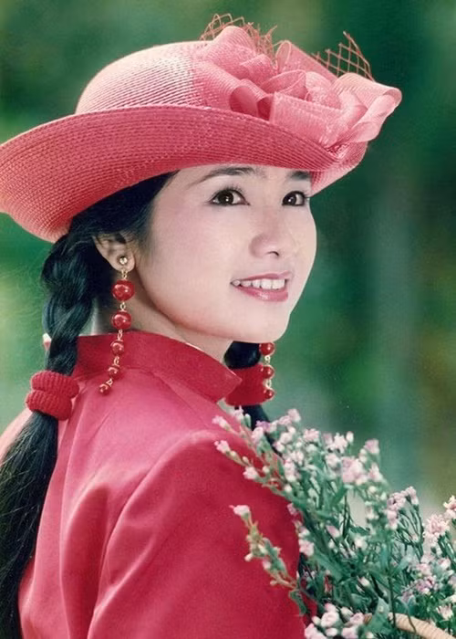 NSND Thu Hà từng là một trong những nữ hoàng ảnh lịch thập niên 1990. Ngoài làm người mẫu, cô còn tham gia diễn xuất. Ở thời kỳ đỉnh cao, lịch đóng phim của Thu Hà kín mít. Tới khi dòng phim thị trường thoái trào, cô trở ra Bắc và dành thời gian cho sân khấu kịch nhiều hơn, chỉ thỉnh thoảng mới đóng phim. Ảnh: Tiền Phong