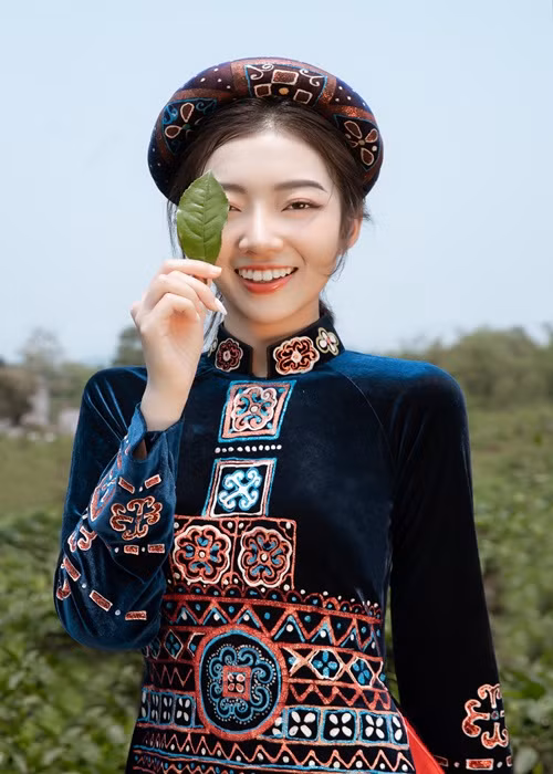 Đến với đồi chè Tân Cương, nhóm thí sinh gồm có Nguyễn Thùy Linh, Nguyễn Phương Dung, Phan Lê Hoàng An, Nguyễn Thị Phương Nga (trong ảnh) xuất hiện trang tà áo dài truyền thống của Việt Nam được điểm xuyết bằng các hoa văn của dân tộc Tày - một trong những dân tộc có dân cư tập trung cao nhất tại Thái Nguyên.