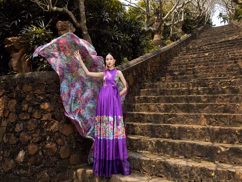 Nguyễn Thị Phương Linh, Lê Trúc Linh (trong ảnh), Vũ Thị Lan Anh, Nguyễn Thị Thanh Trúc là các cô gái thuộc nhóm thí sinh được lựa chọn để đến tham quan và quảng bá cho Hồ Núi Cốc. Khác với các nhóm thí sinh khác, 4 cô gái khi đặt chân đến Hồ Núi Cốc đều diện những trang phục với màu sắc bắt mắt của NTK La Sen Vũ.