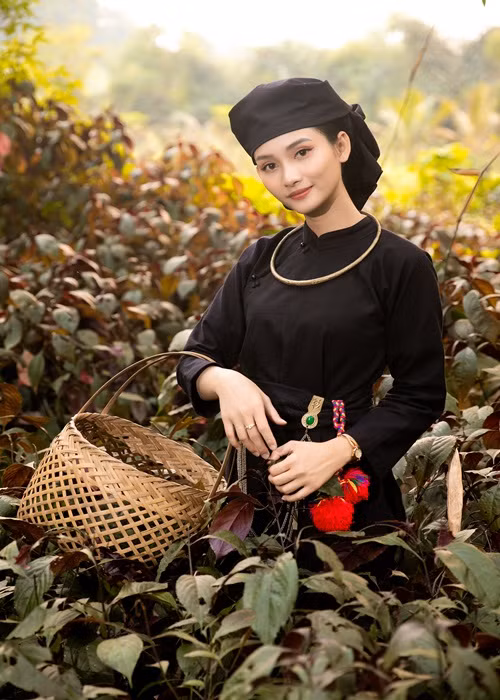 Đến với Khu bảo tồn dân tộc Thái Hải, nhóm thí sinh gồm có Nguyễn Trần Vân Đình (trong ảnh), Cao Thị Phương Anh, Vũ Thị Ngọc Trúc, Phan Thu Trang đã có cơ hội tham quan những ngôi nhà sàn dân tộc và truyền thống văn hóa của dân tộc Tày vùng ATK cách mạng và diện những trang phục truyền thống của dân tộc Tày.