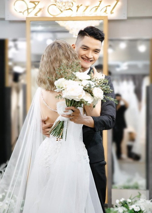 "Cảm ơn em vì đã đến bên anh, cùng nhau chia sẻ và trải qua đủ gia vị của cuộc sống! Mọi cảm xúc chúng ta cũng đã đều trải qua và cũng đã tới lúc chúng ta cùng nắm tay nhau tận hưởng giây phút hạnh phúc nhất trong cuộc đời. Xin lỗi em vì ngày này tới hơi muộn một chút. Anh biết em mong điều này từ rất lâu rồi nhưng bây giờ anh mới làm cho em được. Anh vẫn luôn nói rằng anh nợ em một cái đám cưới và bây giờ anh xin tuyên bố anh muốn xóa nợ. Chúng ta sẽ nắm tay nhau lên lễ đường và sẽ nắm tay nhau suốt cả cuộc đời này em nhé. Cảm ơn em - vợ của anh”, Mạc Văn Khoa viết.