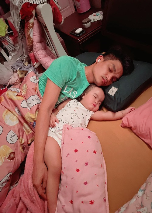 Theo Thảo Vy, Mạc Văn Khoa tự chăm con nếu con thức dậy giữa đêm hay ăn khuya.