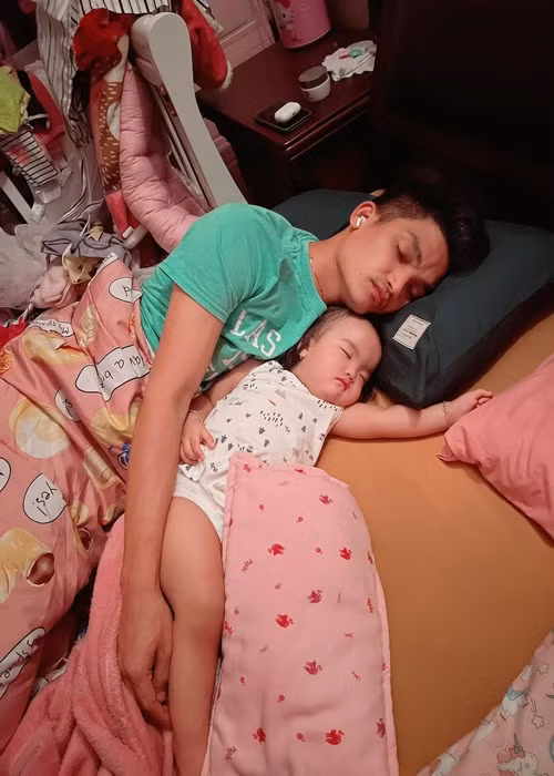 Theo Thảo Vy, Mạc Văn Khoa tự chăm con nếu con thức dậy giữa đêm hay ăn khuya.