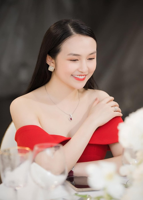 Bà xã kém tuổi của Tuấn Hưng sở hữu làn da trắng sứ bao cô gái mơ ước.