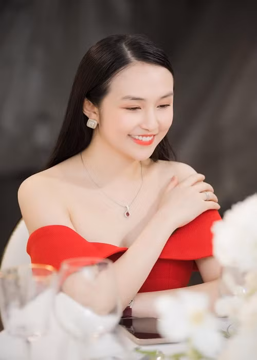 Bà xã kém tuổi của Tuấn Hưng sở hữu làn da trắng sứ bao cô gái mơ ước.