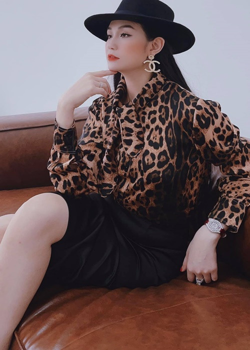 Bà mẹ 3 con thường xuyên diện trang phục, phụ kiện hàng hiệu.