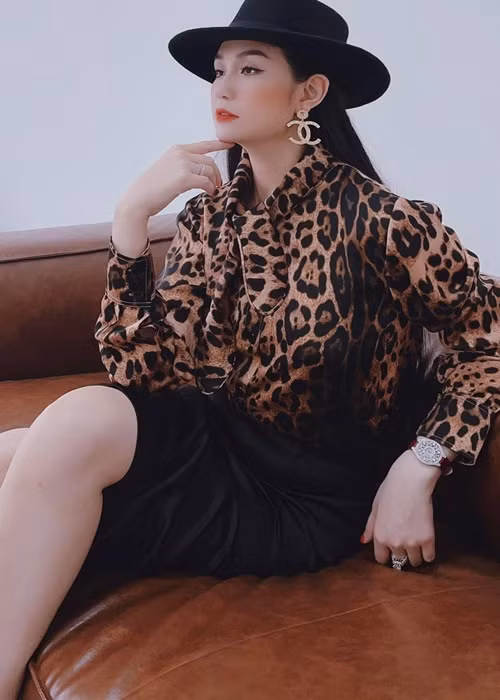 Bà mẹ 3 con thường xuyên diện trang phục, phụ kiện hàng hiệu.