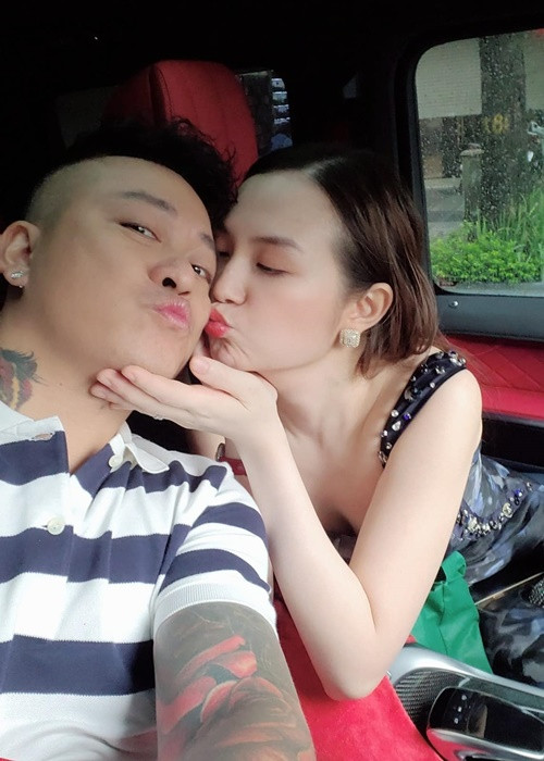 "Chuẩn bị kỉ niệm 8 năm ngày cưới, chồng đã quyết định mua một căn biệt thự mặt biển. Cảm ơn chồng yêu đã thực hiện ước mơ của vợ, có căn nhà mở cửa ra là biển luôn", Hương Baby viết.