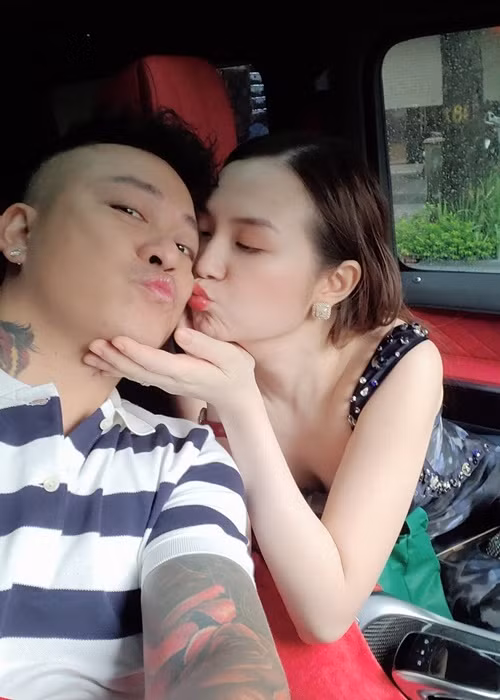 "Chuẩn bị kỉ niệm 8 năm ngày cưới, chồng đã quyết định mua một căn biệt thự mặt biển. Cảm ơn chồng yêu đã thực hiện ước mơ của vợ, có căn nhà mở cửa ra là biển luôn", Hương Baby viết.