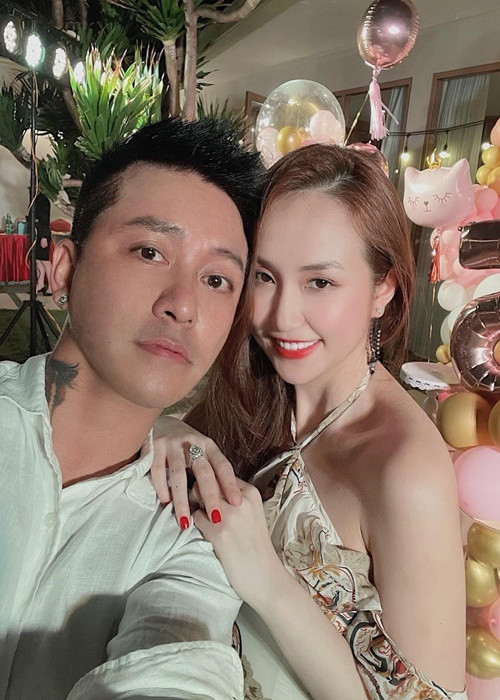 Được Tuấn Hưng tặng biệt thự 50 tỷ, Hương Baby cảm ơn người bạn đời.