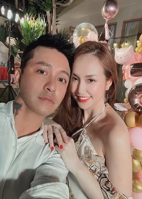 Được Tuấn Hưng tặng biệt thự 50 tỷ, Hương Baby cảm ơn người bạn đời.