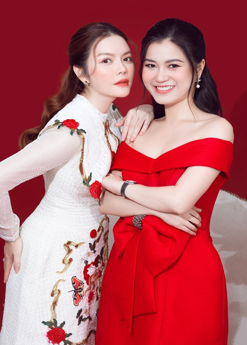 Chia sẻ về mong ước khi về già, bà xã của Hứa Minh Đạt bộc bạch: “Tôi đi làm, lúc nào cũng nghĩ để có tiền nuôi con chứ không tìm kiếm hào quang, sự nổi tiếng. Tôi ấp ủ mở một quán cơm chay, hoặc sang hơn là một nhà hàng chay và cả quán chay 0 đồng. Đến năm 40 tuổi, tôi sẽ buông bỏ mọi thứ để đi tu, tu tại gia”.