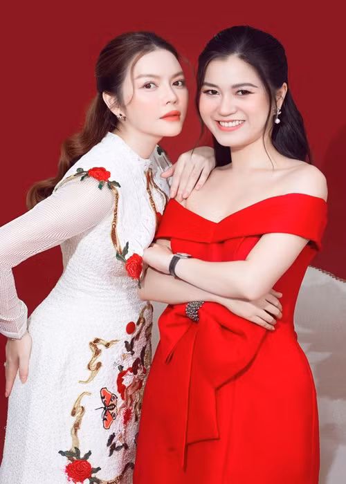 Chia sẻ về mong ước khi về già, bà xã của Hứa Minh Đạt bộc bạch: “Tôi đi làm, lúc nào cũng nghĩ để có tiền nuôi con chứ không tìm kiếm hào quang, sự nổi tiếng. Tôi ấp ủ mở một quán cơm chay, hoặc sang hơn là một nhà hàng chay và cả quán chay 0 đồng. Đến năm 40 tuổi, tôi sẽ buông bỏ mọi thứ để đi tu, tu tại gia”.