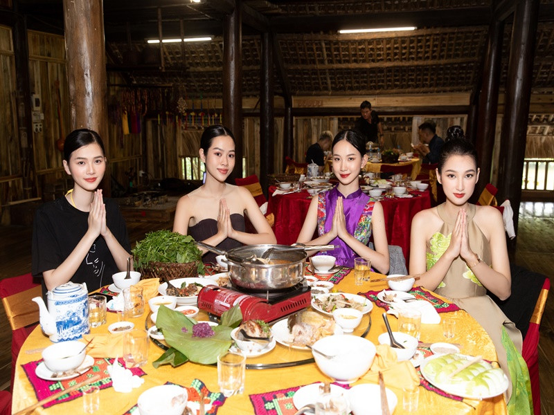 Các cô gái khám phá cảnh đẹp, ẩm thực.