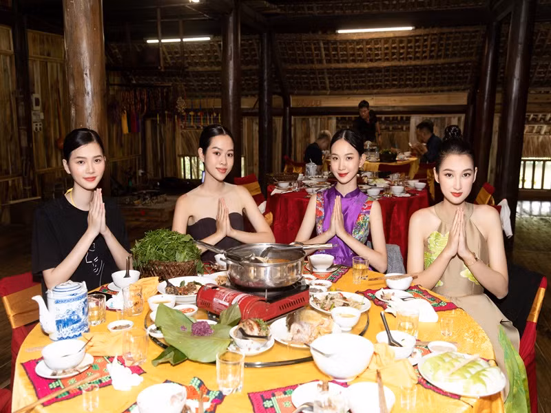 Các cô gái khám phá cảnh đẹp, ẩm thực.