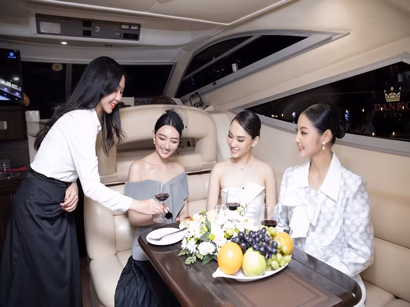 Cùng với Nam Em, top 16 phần thi Người đẹp Du lịch gồm: Lê Trúc Linh, Huỳnh Nguyễn Mai Phương, Nguyễn Phương Dung, Nguyễn Thùy Linh, Cao Thị Phương Anh, Nguyễn Thị Thanh Trúc, Lương Hồng Xuân Mai, Phan Lê Hoàng An, Đặng Thị Kim Thoa, Nguyễn Thị Phương Nga, Phan Thu Trang, Vũ Thị Lan Anh, Vũ Thị Ngọc Trúc, Nguyễn Thị Phương Linh và Nguyễn Trần Vân Đình.