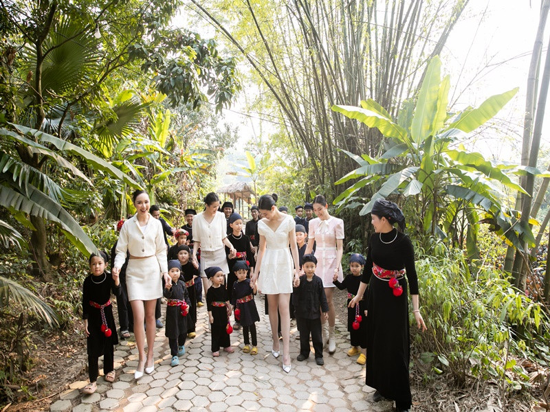 2 nhóm thí sinh còn lại đến Khu Bảo tồn Dân tộc Thái Hải và Đồi chè Tân Cương.