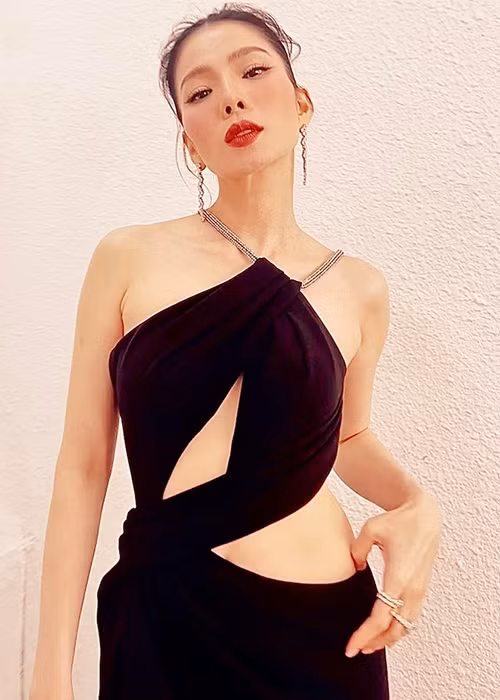 Nữ hoàng phòng trà ăn mặc ngày càng gợi cảm.