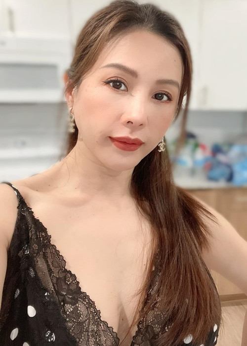 Thu Hoài được khen ngợi trẻ đẹp, sành điệu ở tuổi 46.