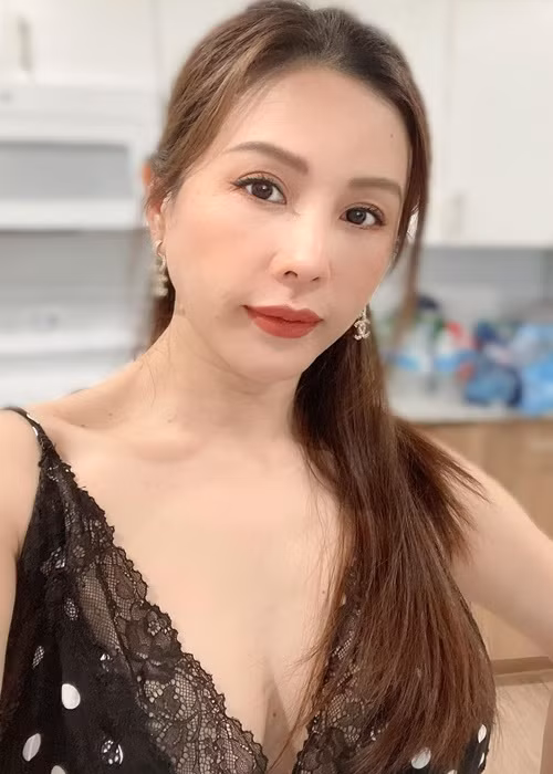 Thu Hoài được khen ngợi trẻ đẹp, sành điệu ở tuổi 46.