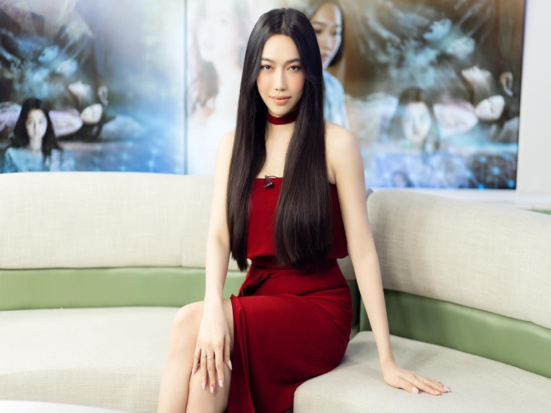 "Em đeo tay phải nữa cả nhà ạ, lên clip bị ngược hình", Diệu Nhi nhắn nhủ đến khán giả.