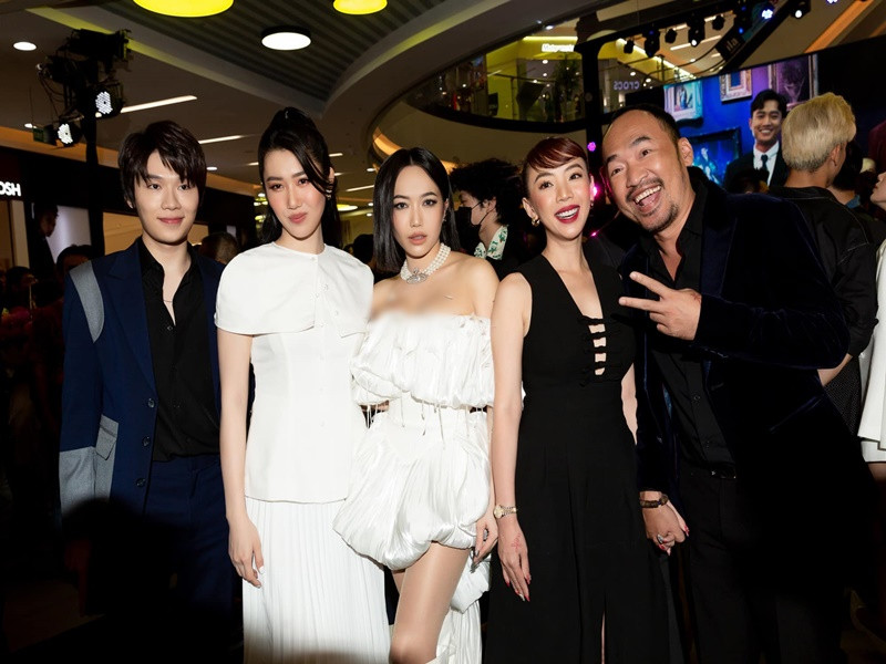 Nữ diễn viên lập tức lên tiếng đính chính chiếc nhẫn chỉ là trang sức lấy vía đeo theo phong thủy, không phải nhẫn tình nhân.