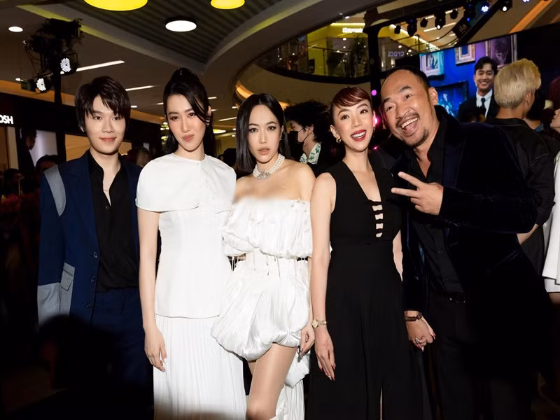 Nữ diễn viên lập tức lên tiếng đính chính chiếc nhẫn chỉ là trang sức lấy vía đeo theo phong thủy, không phải nhẫn tình nhân.