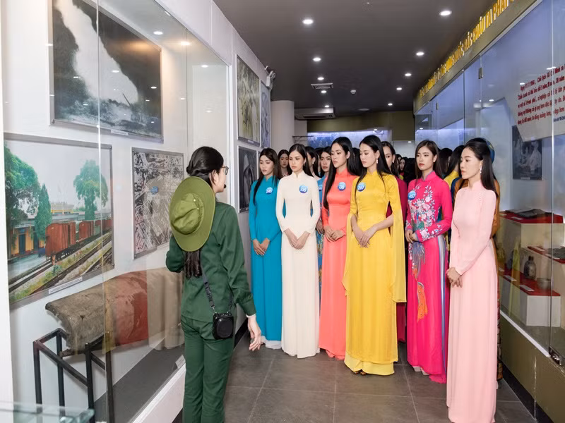 Trong buổi sáng đầu tiên tại thành phố Thái Nguyên, top 64 còn có dịp tham quan trung tâm điều hành thông minh IOC của tỉnh, Khu tưởng niệm Thanh niên xung phong Đại đội 915.