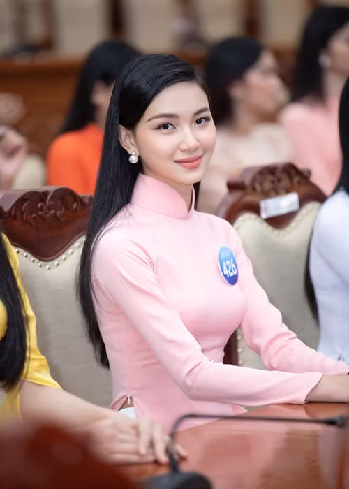 Người đẹp Lê Trúc Linh khoe vẻ rạng rỡ.