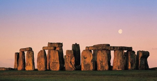 2. Vòng đá cổ Stonehenge (Great Britain) là một công trình tượng đài cự thạch thời kỳ đồ đá mới và thời kỳ đồ đồng gần Amesbury ở Anh. Vào năm 1986, khu vực này và khu vực xung quanh đã được UNESCO công nhận là Di sản thế giới. Cho đến nay, ý nghĩa và tầm quan trọng của công trình này vẫn là một điều bí ẩn.