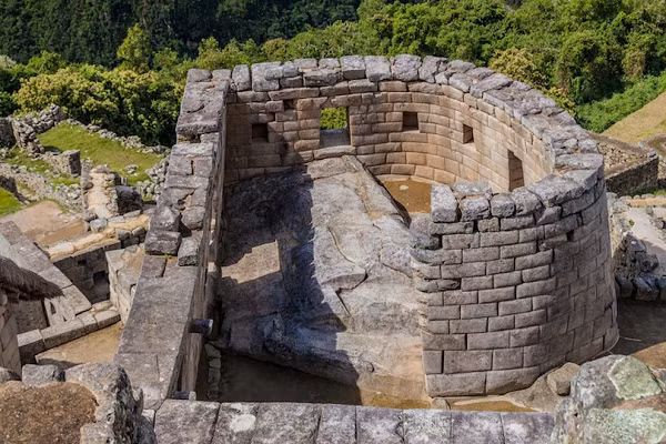 6. Pháo đài Machu Picchu là một thành phố cổ của người Inca có từ thế kỷ 15 nằm ở Dãy núi phía Đông ở miền nam Peru trên một sườn núi cao. Machu Picchu được xây dựng theo phong cách cổ điển của người Inca, với những bức tường đá khô được đánh bóng.