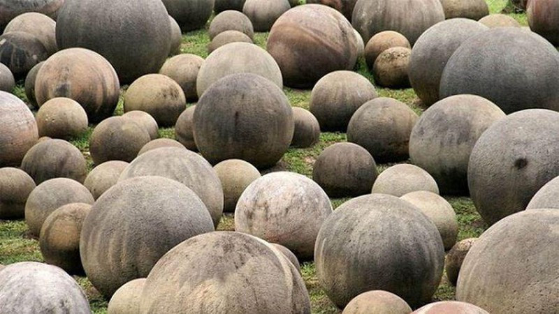 8. Những quả cầu đá bí ẩn. Năm 1930, các nhà khảo cổ đã phát hiện ra hàng trăm quả cầu bằng đá ở đồng bằng sông Diquis, Costa Rica này. Những quả cầu này có kích thước từ vài cm đến hơn 2m, cân nặng tới 16 tấn. Đã có nhiều nghiên cứu được thực hiện, nhưng cho đến nay, vẫn chưa ai biết người xưa sử dụng những quả cầu đá này vào mục đích gì.