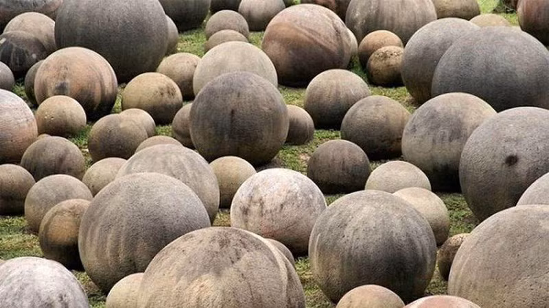 8. Những quả cầu đá bí ẩn. Năm 1930, các nhà khảo cổ đã phát hiện ra hàng trăm quả cầu bằng đá ở đồng bằng sông Diquis, Costa Rica này. Những quả cầu này có kích thước từ vài cm đến hơn 2m, cân nặng tới 16 tấn. Đã có nhiều nghiên cứu được thực hiện, nhưng cho đến nay, vẫn chưa ai biết người xưa sử dụng những quả cầu đá này vào mục đích gì.