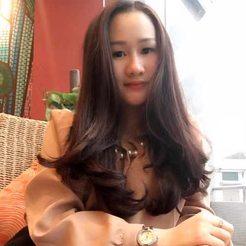 Cẩm Nhung từng là một cô gái xinh đẹp, da trắng nõn nà, vóc dáng cao ráo. Thế nhưng khi mang bầu, nhan sắc của cô lao dốc không phanh: cân nặng tăng lên, mặt phù nề, mắt húp híp, da sạm môi thâm, mụn trứng cá mọc dày đặc… Cẩm Nhung chia sẻ, sự thay đổi bất ngờ khiến cô sốc đến độ không dám soi gương. Mọi người xung quanh thì người thắc mắc, kẻ chê bai… khiến " bà bầu xấu xí" buồn bã, chán nản.