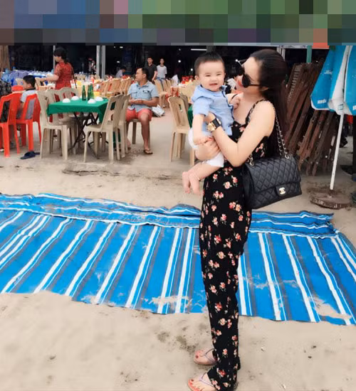 “Lúc trước thấy vợ xấu xí, anh luôn an ủi: “Sinh xong rồi em lại đẹp lên thôi. Ba sẽ chăm con cho mẹ làm đẹp”. Và sau này, anh ấy làm thế thật”, Nhung hạnh phúc chia sẻ.