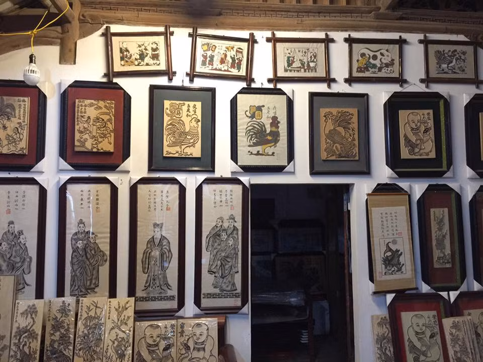 Làng tranh dân gian Đông Hồ nổi tiếng với nghề làm tranh dân gian khắc gỗ, quanh năm thu hút nhiều khách du lịch. Một số ngôi nhà tại đây vẫn giữ được cổ kính, mộc mạc của làng quê xưa. Ảnh: Nguyễn Xuân Tùng.