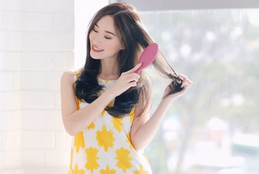 Từ khi 20 tuổi, cô đã là gương mặt nổi tiếng trong giới trẻ khi sở hữu cửa hàng thời trang, mỹ phẩm riêng. Bên cạnh đó, cô còn là chủ nhân của những video làm đẹp thu hút hàng chục nghìn lượt xem trên YouTube.