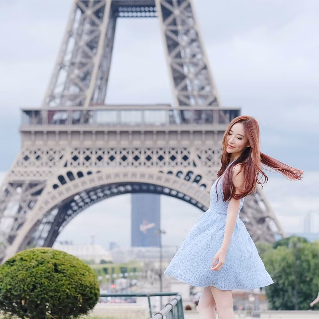 Bên cạnh chia sẻ kiến thức, kinh nghiệm về thời trang, làm đẹp, cô còn viết blog về du lịch để chia sẻ niềm đam mê của mình. Trên trang cá nhân, Elle thường xuyên đăng tải hình ảnh đi khắp nơi.