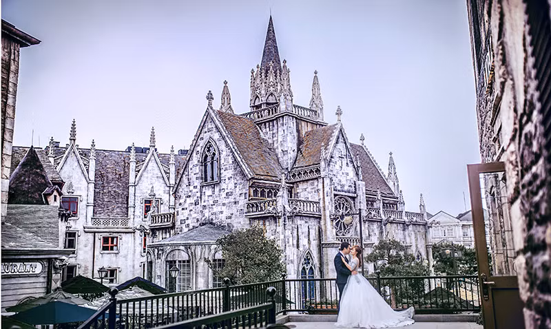 Trong hình, Phương Anh – Mai Hương đang ở khu du lịch Bà Nà Hills. Để thực hiện được bộ ảnh cưới đặc biệt này, cả ê-kip phải mất thời gian 9 ngày đêm hoạt động, làm việc.