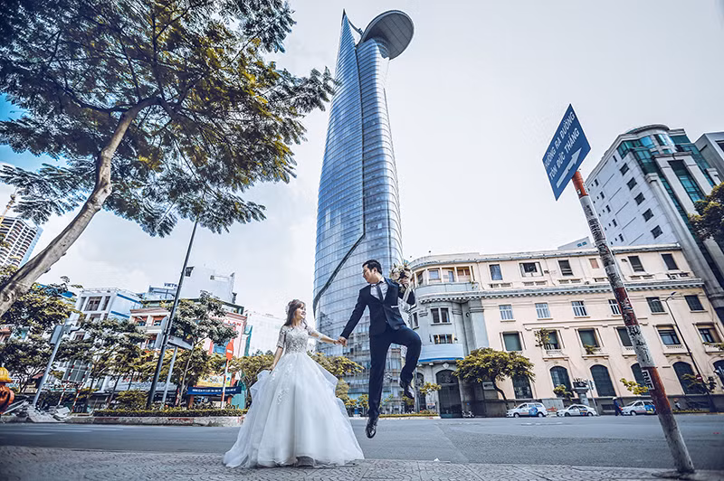 Chú rể Phương Anh nhớ lại cơ duyên quen người bạn đời: “Vì mình nghiện món bánh cuốn từ nhỏ nên khi nghe nhiều người trong làng nói làng bên cạnh có quán bánh cuốn mới mở khá ngon thì mình đã đến ăn. Và Hương chính là con gái của nhà ấy. Hôm tới ăn, chính Hương là người đưa bánh cuốn ra cho mình. Chúng mình bắt đầu quen nhau từ đó”.