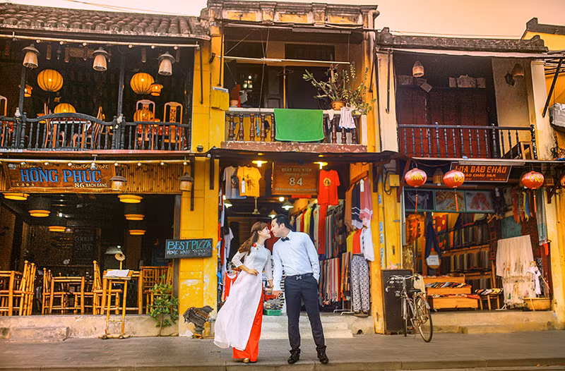 “Vì cả hai đều có tính cách phóng khoáng, đam mê du lịch nên chuyến đi này là mơ ước từ lâu. Ngoài ra, vì đi cùng đoàn chụp hầu hết là anh em, bạn bè chơi rất thân nên chuyến đi càng trở nên ý nghĩa cho sự đoàn tụ của chúng mình”.