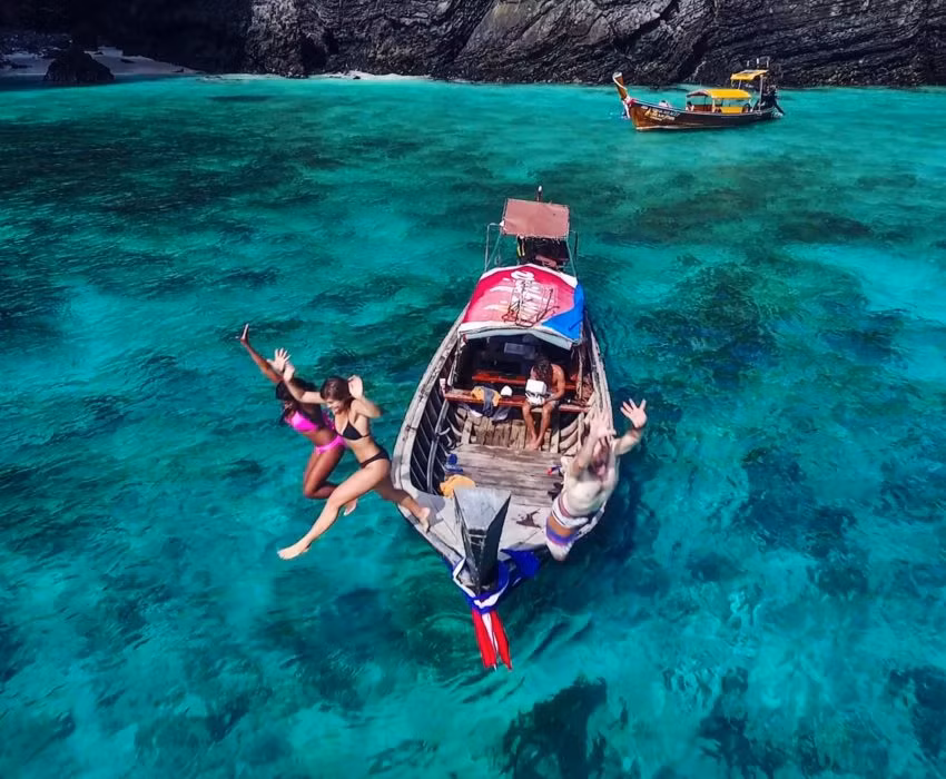 Do du lịch đã phát triển ở đây từ lâu, thế nên những dịch vụ tại đây rất chuyên nghiệp, thế nhưng cũng không hề rẻ so với giá thị trường.