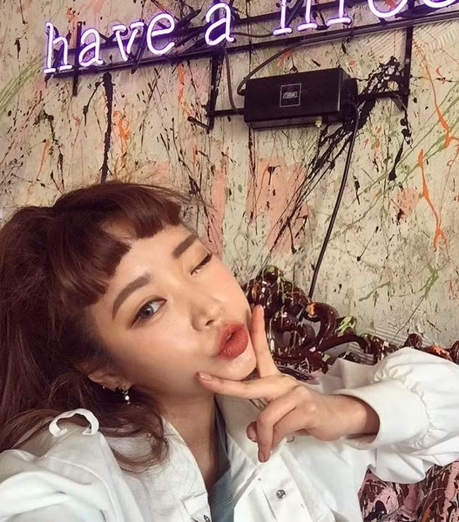 Lướt Instagram của giới trẻ Hàn Quốc thời gian gần đây sẽ dễ dàng bắt gặp những cô nàng sở hữu kiểu khuôn mặt baby face, thậm chí là những ngôi sao K-pop cũng không đứng ngoài trào lưu.