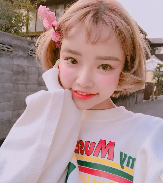 Không chọn cách tăng cân để có khuôn mặt đầy bởi nếu như thế không chỉ béo mặt mà còn béo cả toàn thân, các cô nàng đã chọn cách nhờ đến phẫu thuật thẩm mỹ để có cơ thể mảnh mai nhưng gương mặt thì vẫn tròn trịa, dễ thương.