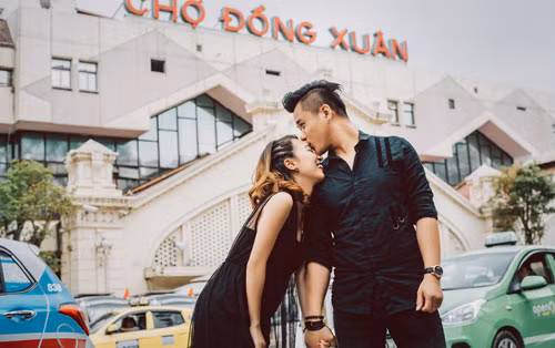 ại Hà Nội, đôi cô dâu chú rể còn lựa chọn cách rong ruổi khắp phố cổ bằng xe máy để tiện di chuyển.