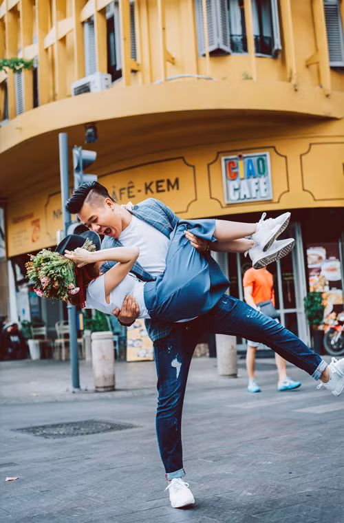 Cặp đôi ăn mặc giản dị, tạo dáng thoải mái và tự nhiên trên từng con ngõ nhỏ của bốn thành phố: Hà Nội, Đà Nẵng, Hội An, TP.HCM. Họ chọn những con phố đẹp và địa danh đặc trưng của mỗi vùng miền để đưa vào bộ ảnh cưới.